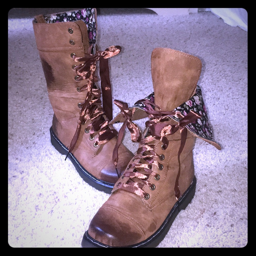 Never worn! Adorable lace up combat boots🌸💕